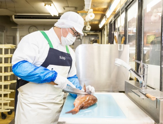 鮮魚をさばいている様子